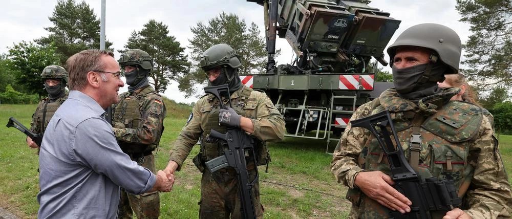 „Putin redet schön und bombardiert dann alle“ Trump kündigt Lieferung von Patriot-Systemen an die Ukraine an