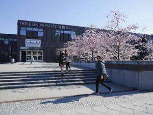 FU Berlin gibt Widerstand auf Geflüchtetenunterkunft auf dem Campus kommt