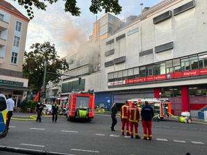 Nach Feuer in den Neukölln Arcaden Mehr als 50 Autos beschädigt – Brandstiftung vermutet