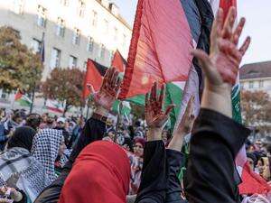 Blutrote Hände vor dem Rathaus Neukölln Demonstranten protestieren in Berlin gegen Krieg in Gaza