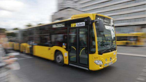 Busfahrer muss Vollbremsung machen Mehrere Fahrgäste in Berlin-Kreuzberg verletzt