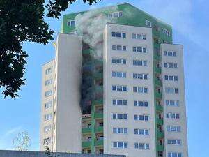 Größere Einsätze für Brandbekämpfer Feuerwehr löscht Balkon-Brände in Spandau und Neukölln