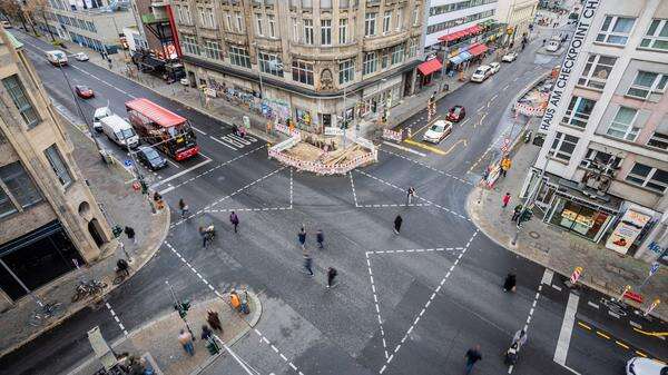 Umstrittene Diagonalampel in Berlin-Kreuzberg Grüne fordern einen „Regenbogen für den Checkpoint Charlie“