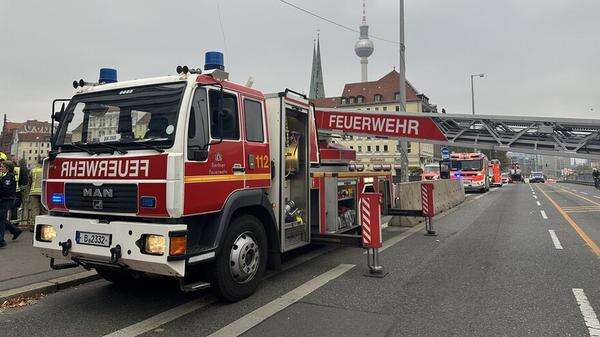 Einsatz in Berlin-Mitte Feuerwehr zieht Person aus der Spree