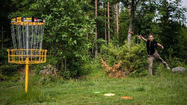 Discgolf wird in Berlin immer beliebter Wie kleine Ufos im Park