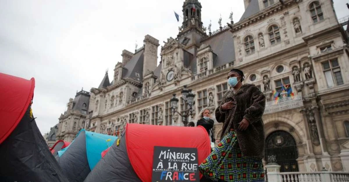 Polícia expulsa centenas de imigrantes em protesto no centro de Paris