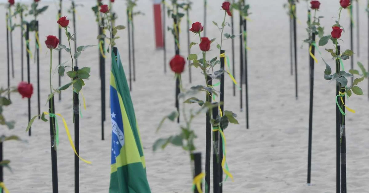 Orla de Copacabana tem 'roseiral' em para vítimas da covid