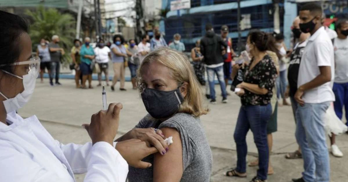 Vacina da AstraZeneca é eficaz contra variantes identificadas na Índia