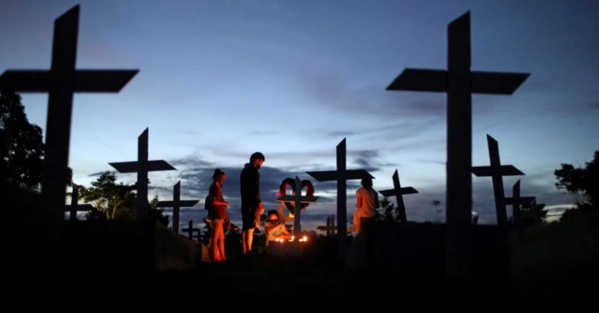Brasil se aproxima de 500 mil mortes com Covid em alta e meses distante de impacto da vacinação