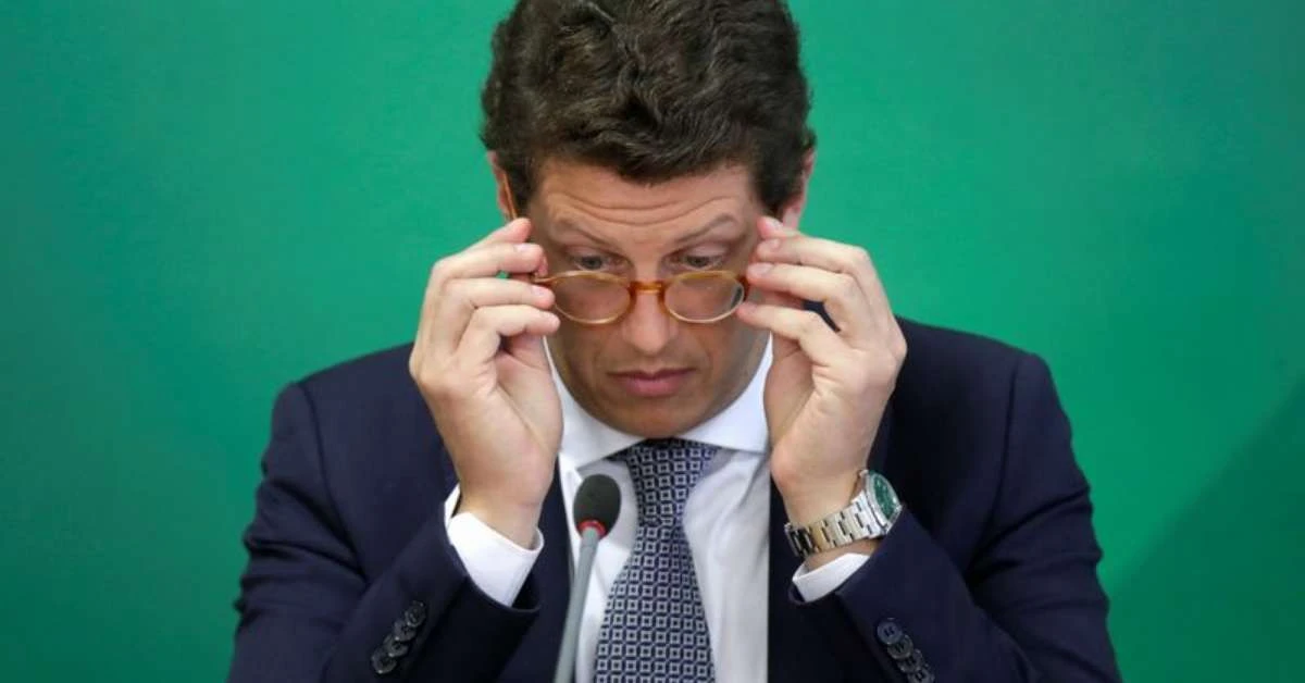 STF determina que Ricardo Salles entregue passaporte à PF