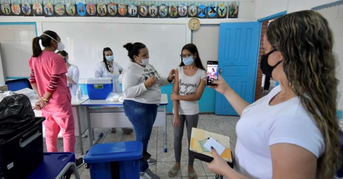 Betim inicia vacinação contra Covid-19 de estudantes de 12 a 14 anos