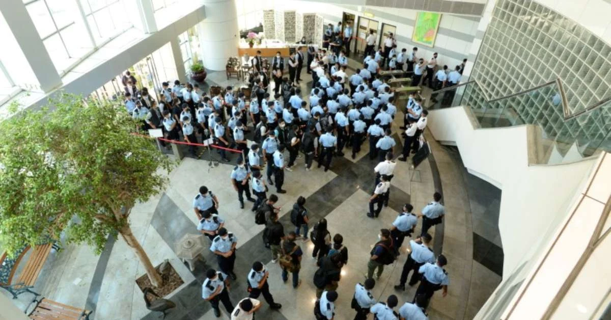Policiais invadem redação de jornal de Hong Kong sob alegação de violações à segurança nacional