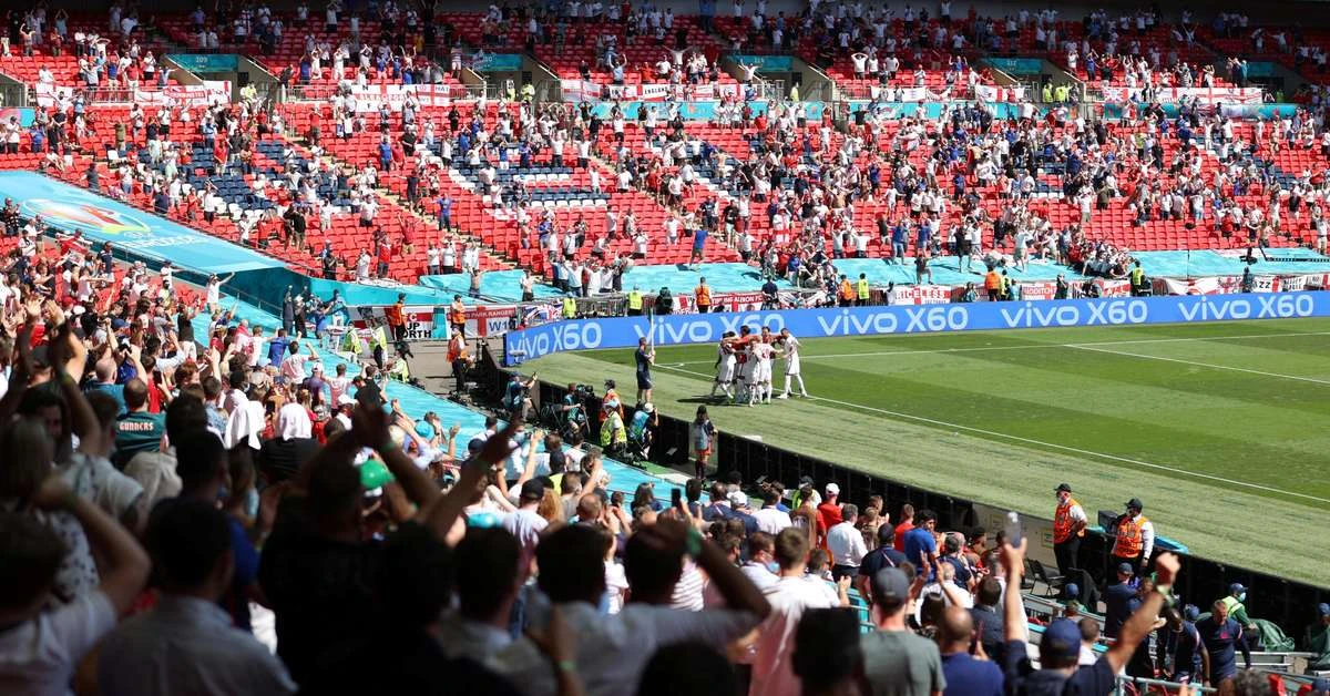 Torcedor cai das arquibancadas em jogo da Eurocopa