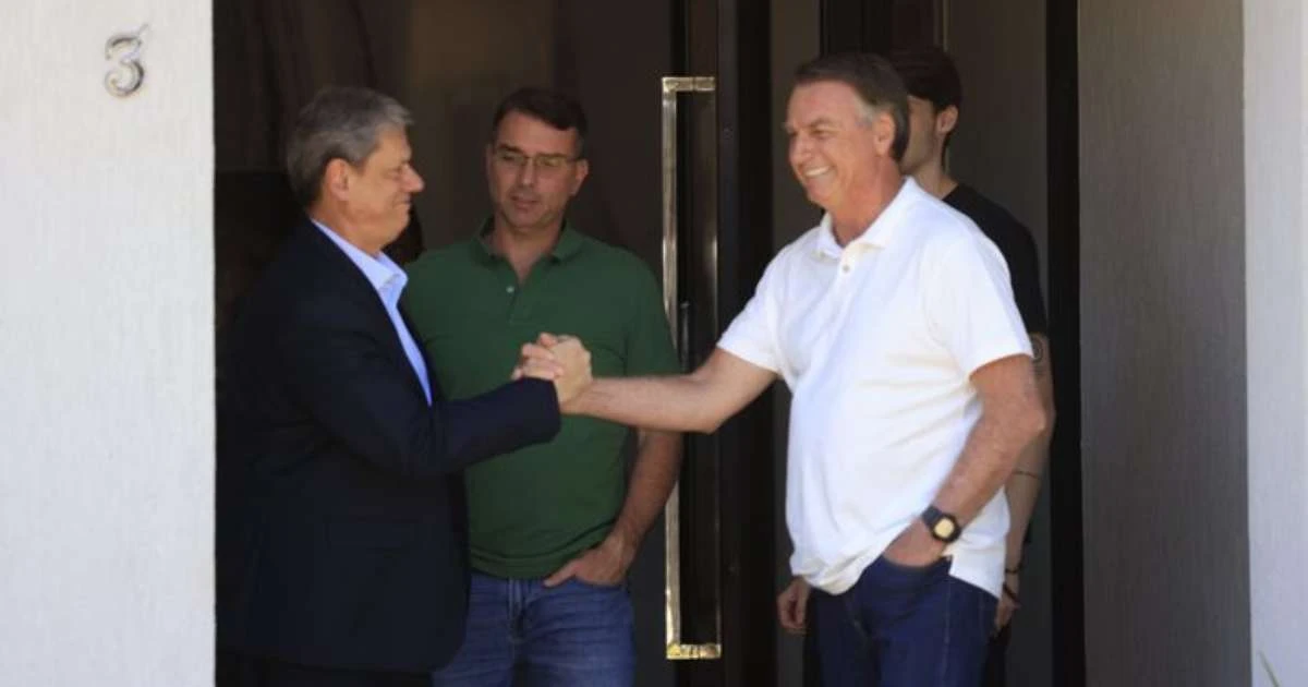 Tarcísio visita Bolsonaro em prisão domiciliar com presença de Flávio e tensão sobre candidatura