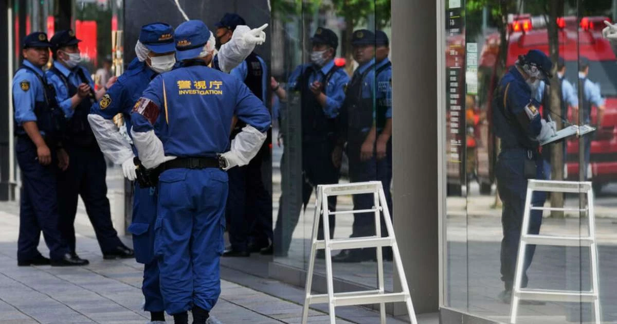 Homem pulveriza substância misteriosa em shopping de Tóquio e deixa dezenas de feridos