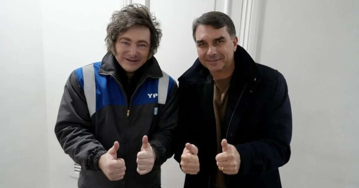 Milei virá ao Brasil para apoiar Flávio Bolsonaro