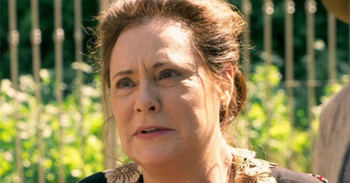 Elizabeth Savalla é vista de cadeira de rodas e revela motivo: 'Atropelada por uma vaca'