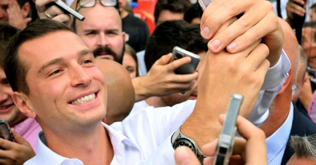 Franceses escolhem líder da extrema direita como personalidade política preferida para passar férias