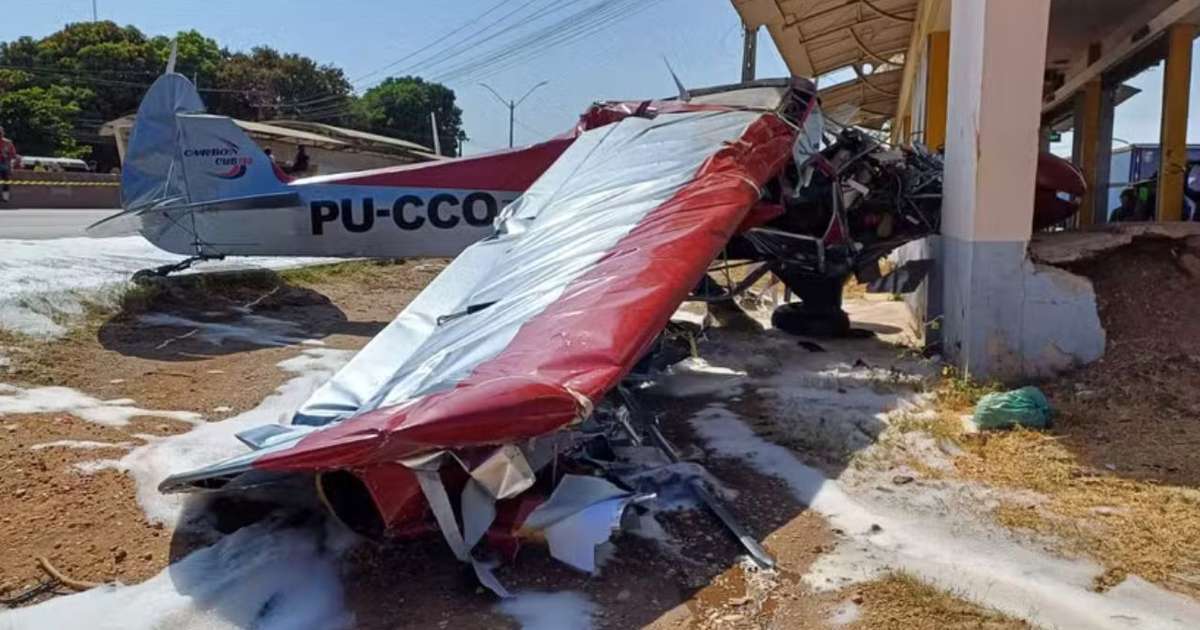 Avião cai em Teresina e deixa dois feridos