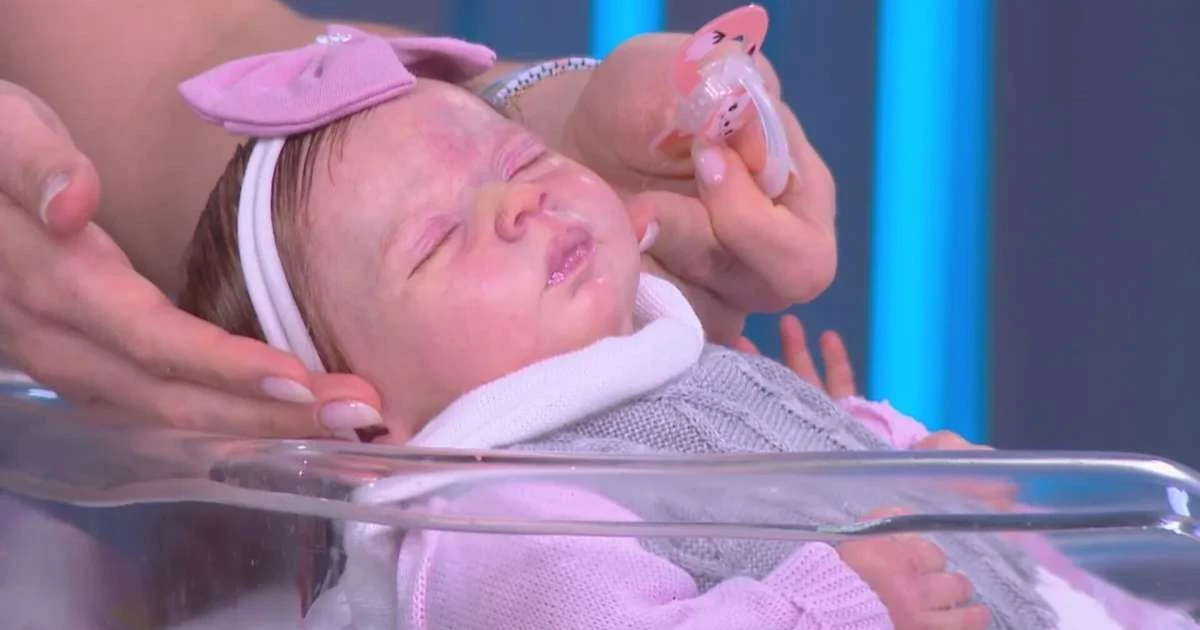 Mulher se revolta após tentar vacinar bebê reborn e caso viraliza na web; veja
