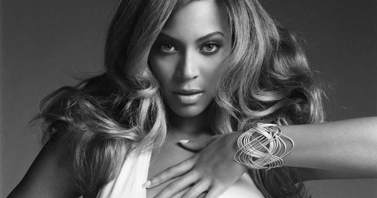 Beyoncé interrompe show após falha em carro suspenso