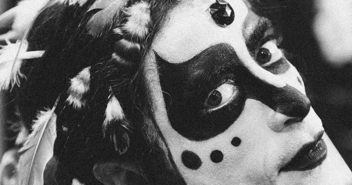 Quem se apresentou primeiro com os rostos pintados: Secos e Molhados ou Kiss?