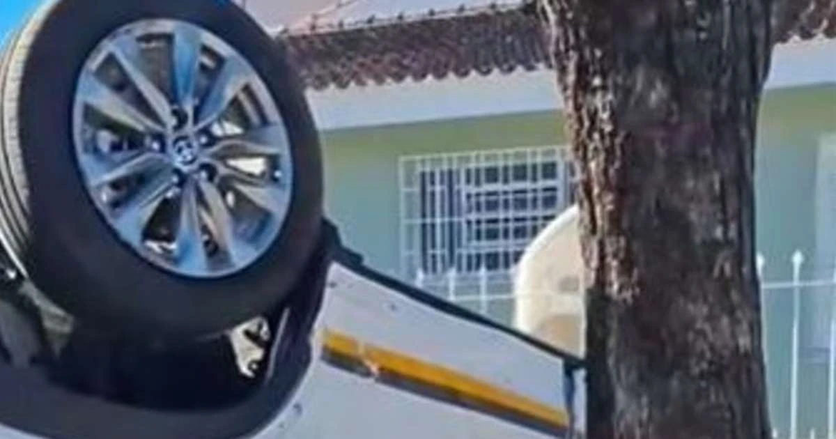 Viatura da Brigada Militar capota após colisão na Zona Norte de Porto Alegre