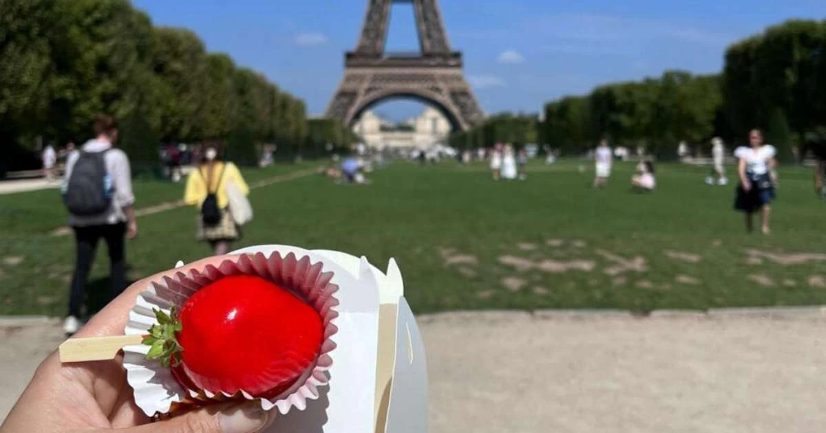 Fenômeno no Brasil, 'morango do amor' chega à Europa pelas mãos de confeiteiras radicadas no exterior