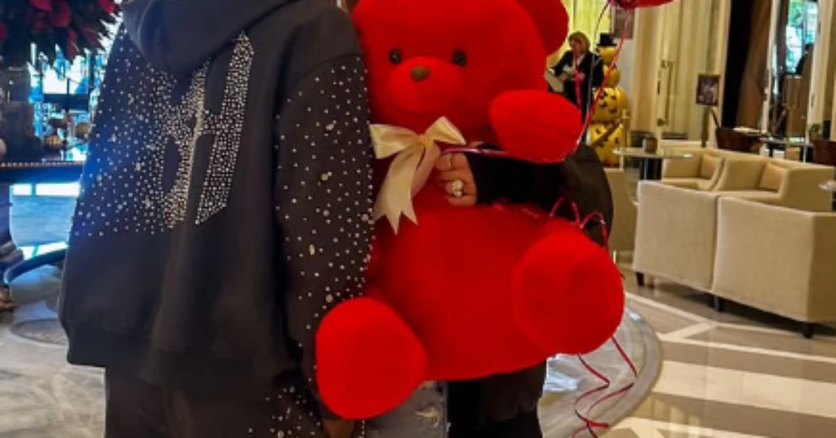 É o amor! Virginia e Vini Jr. trocam beijão após anúncio de namoro