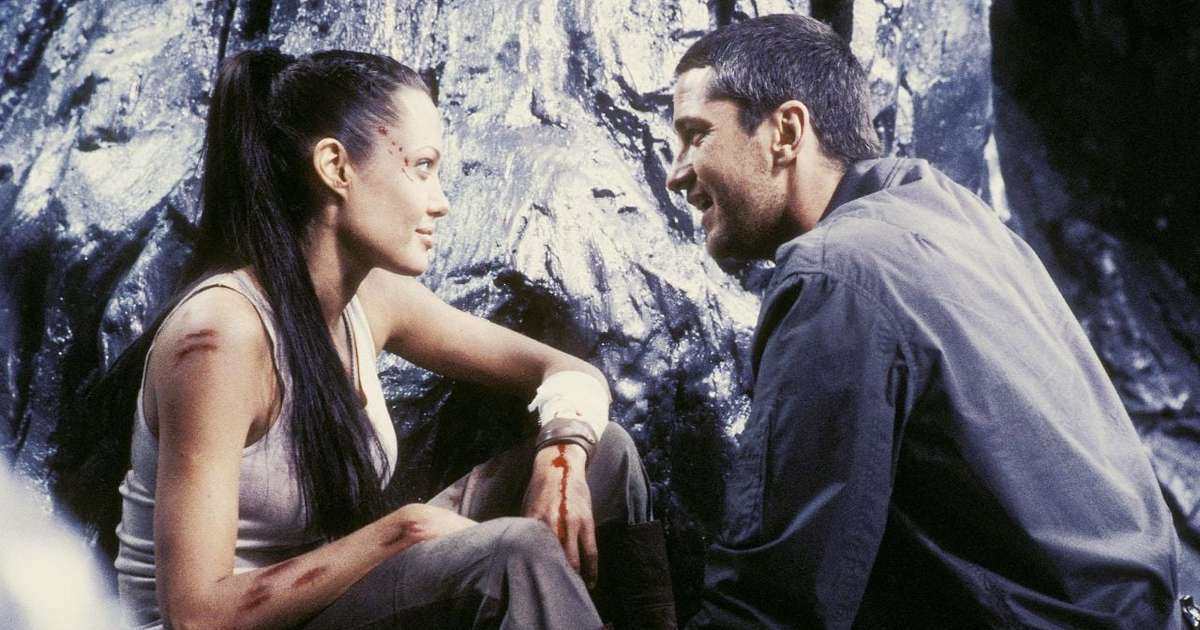 As filmagens de Tomb Raider 2 quase custaram caro para Angelina Jolie: Gerard Butler revela que esteve perto de atirar na atriz por acidente