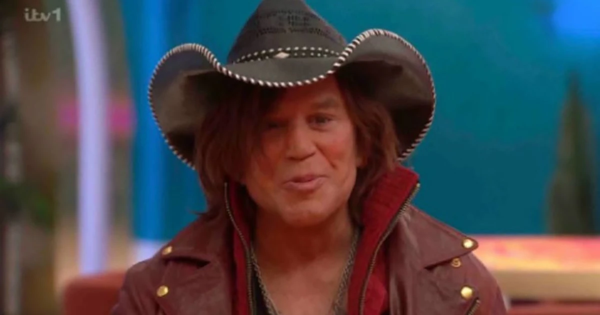 Galã nos anos 80, Mickey Rourke surge irreconhecível e espanta público com falta de higiene