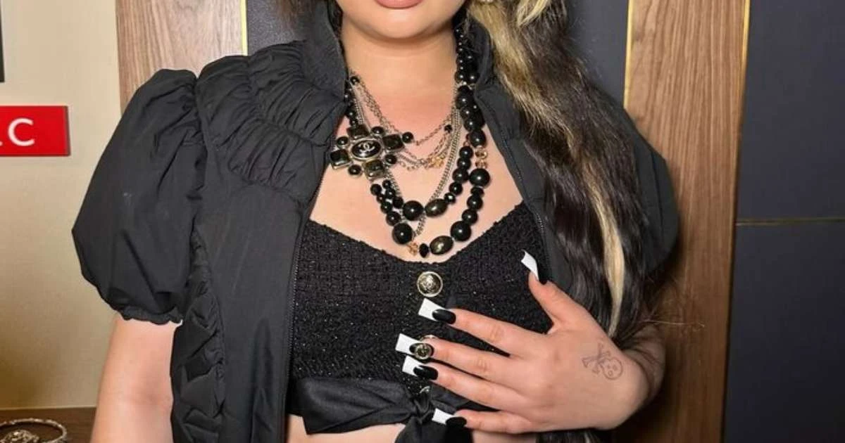 Após desmaiar no palco, Lola Young atualiza estado de saúde: 'Estou bem agora'