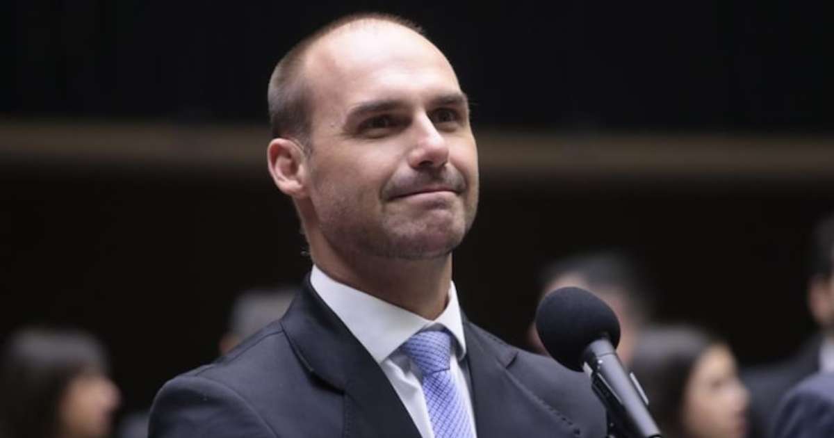 Eduardo Bolsonaro cogita renunciar ao mandato e diz que só retorna ao Brasil sem Moraes no STF