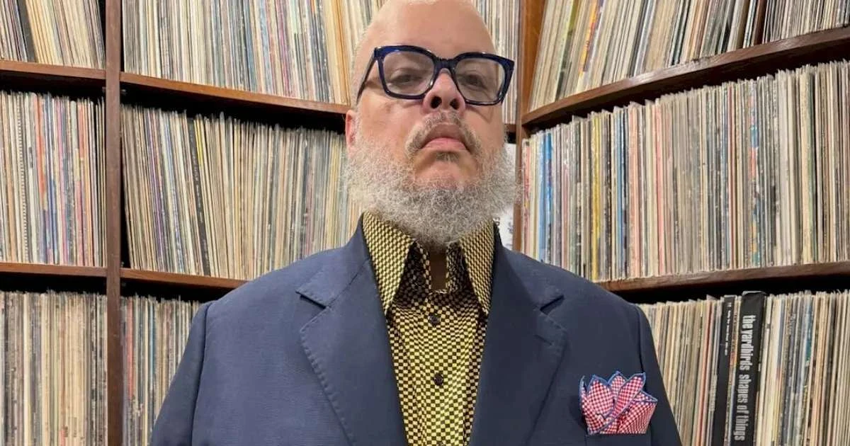 Ed Motta ironiza polêmica sobre episódio em restaurante durante show