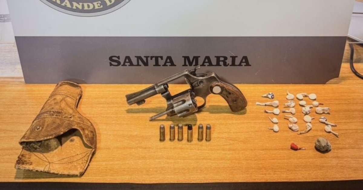 Jovem é preso por porte ilegal de arma e tráfico em Santa Maria