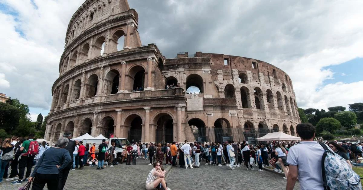 Turista americano perfura a coluna após ficar preso fincado em cerca de metal do Coliseu