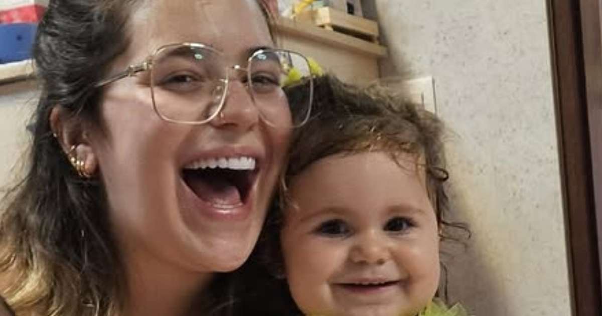 Ela cresceu! Filha de Viih Tube rouba a cena em fotos e surpreende a web: 'Esperta'