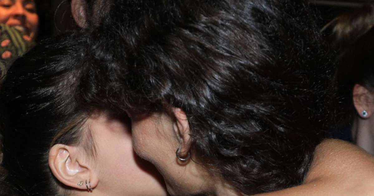 Filha de Bela Gil, Flor Gil ganha beijo da namorada, Nikita Chikita, durante show no Rio; quem é a jovem?