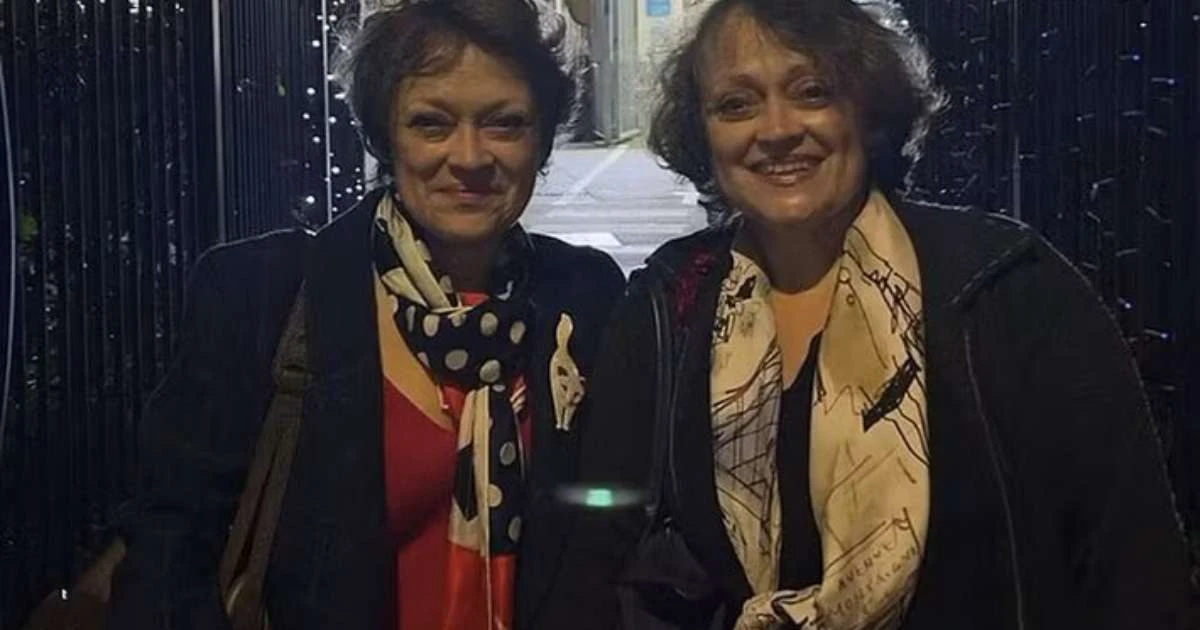 Gêmeas de 'O Iluminado' postam foto juntas aos 56 anos; veja como elas estão