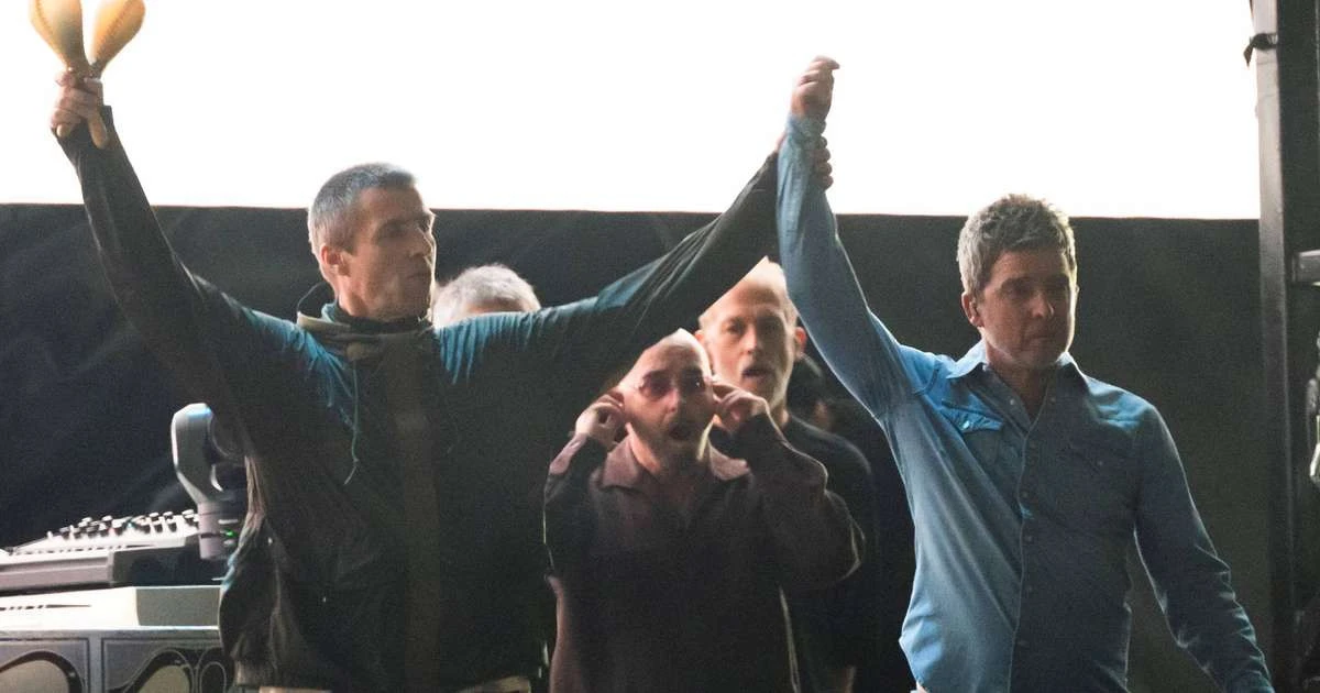 O lindo gesto dos Gallagher ao entrar no palco para show do Oasis
