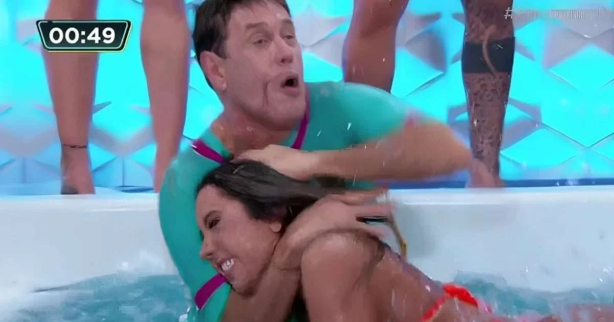 Veja o momento em que Mulher Melão afoga Sérgio Mallandro no retorno da Banheira do Gugu