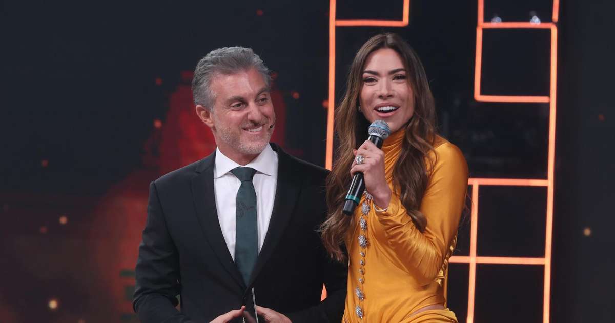 Homenagem! Patrícia Abravanel coloca troféu no chão da Globo e é detonada: 'Ah não'