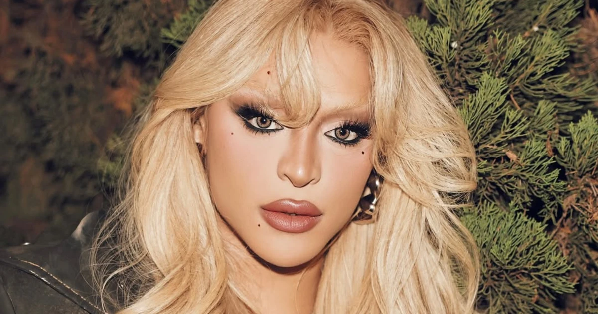 Pabllo Vittar posa desmontada e exibe barriga chapada em foto de toalha