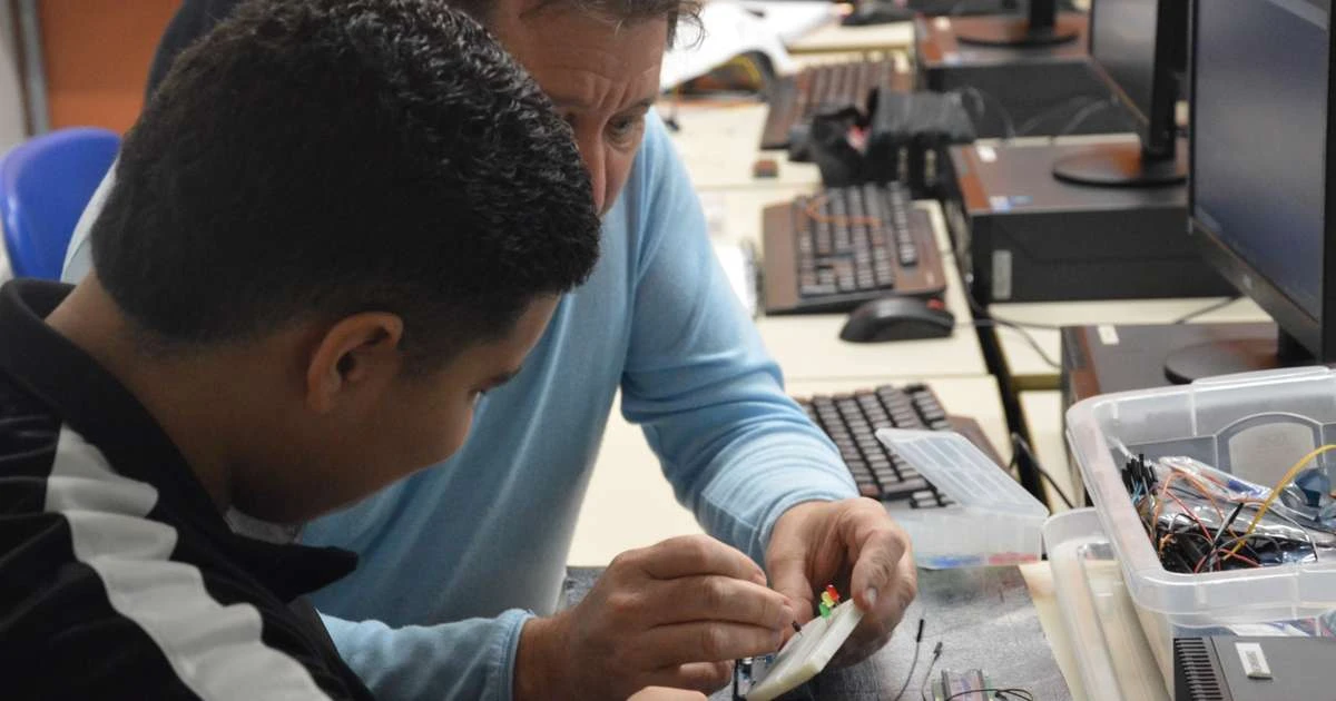 Qualificação é essencial para o jovem se manter no mercado