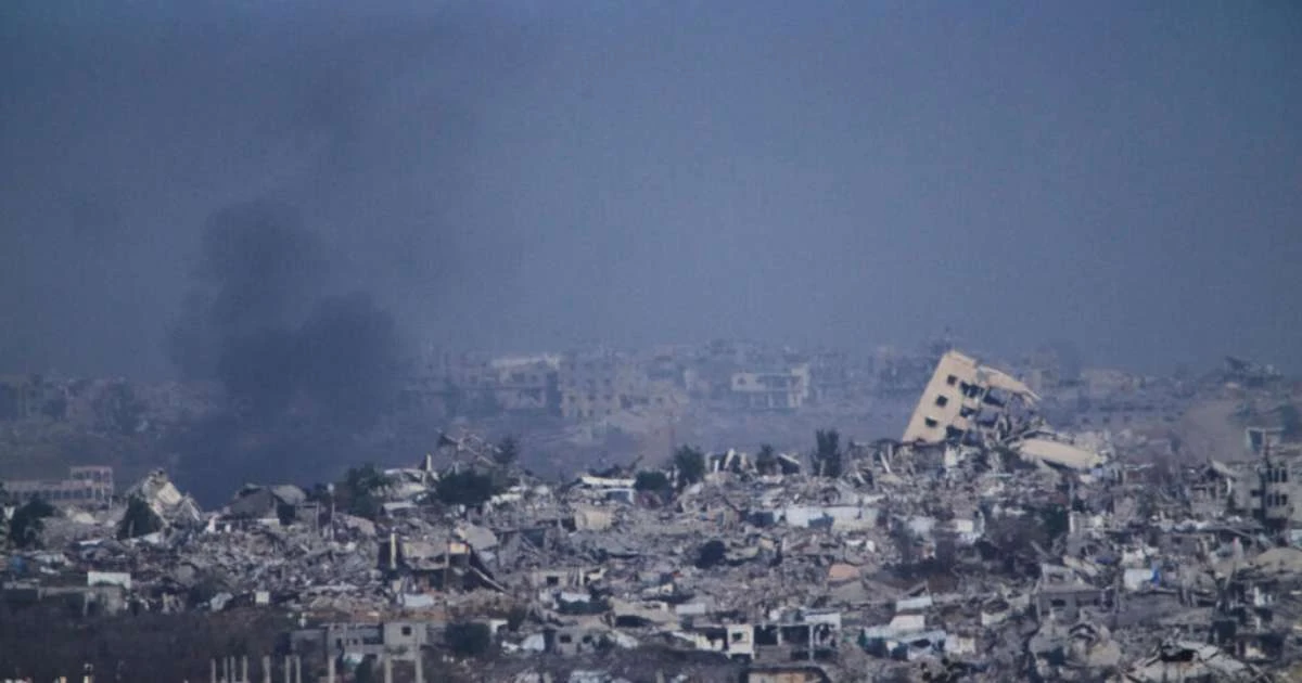 Bombardeios israelenses matam dezenas em Gaza e atingem escola que abrigava deslocados