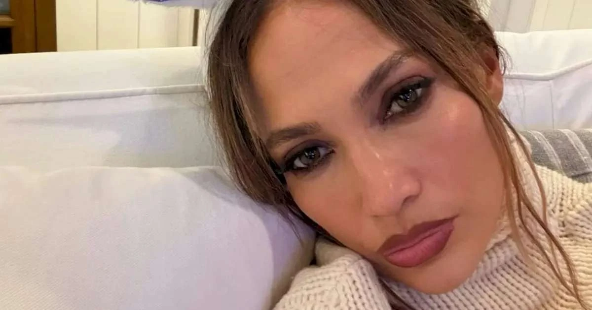 Jennifer Lopez aparece sem maquiagem e fãs questionam