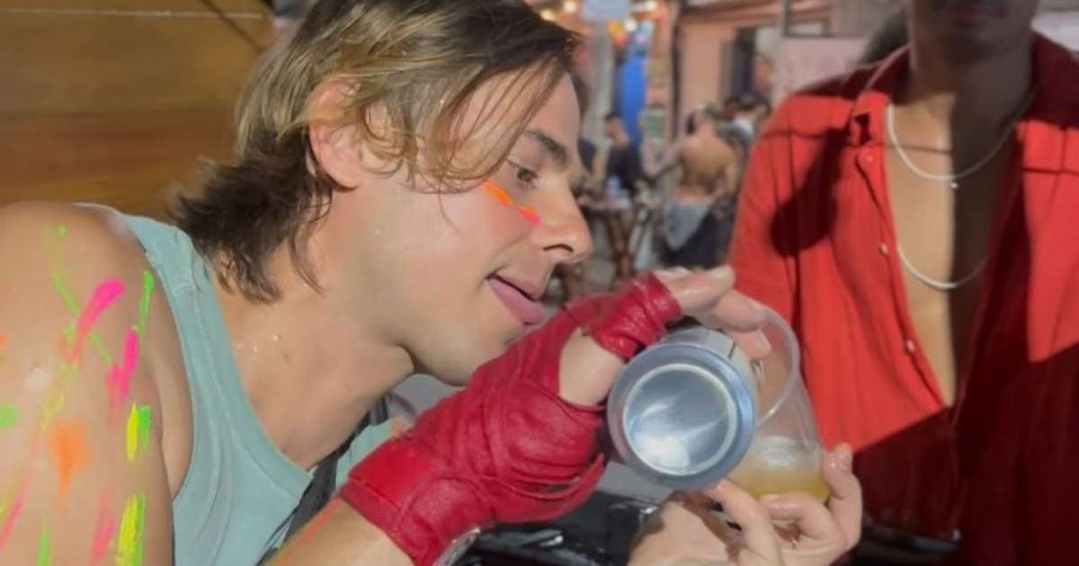 Ex-galã de 'Malhação' volta a trabalhar como vendedor ambulante no carnaval