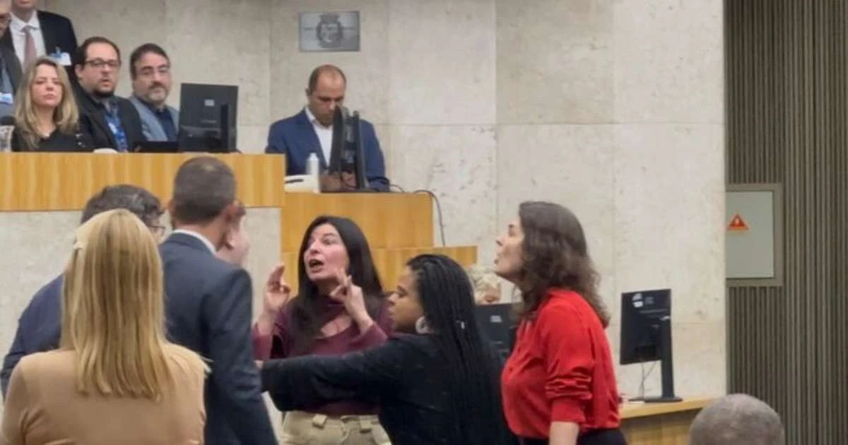 VÍDEO: Minuto de silêncio a vítimas de operação no Rio vira bate-boca entre vereadores de SP