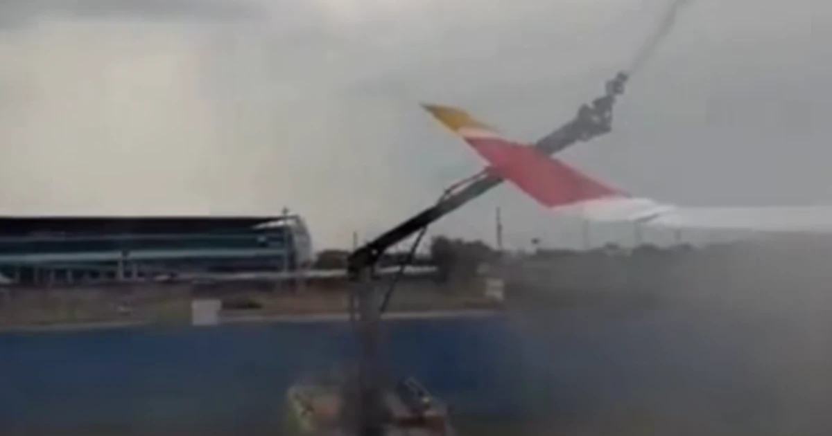 Avião se choca com caminhão de bombeiros durante batismo em voo inaugural; assista