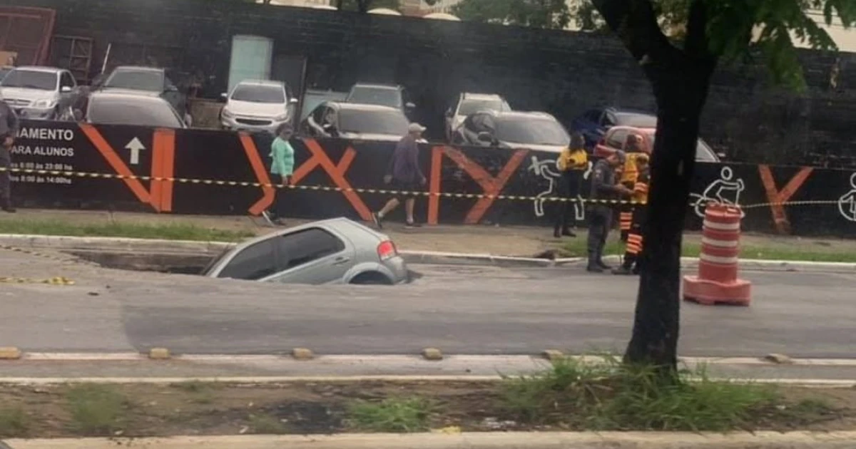 Carro é engolido por buraco em avenida movimentada da Zona Leste de SP